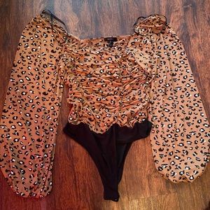Long sleeve loose cheetah printed bodysuit!